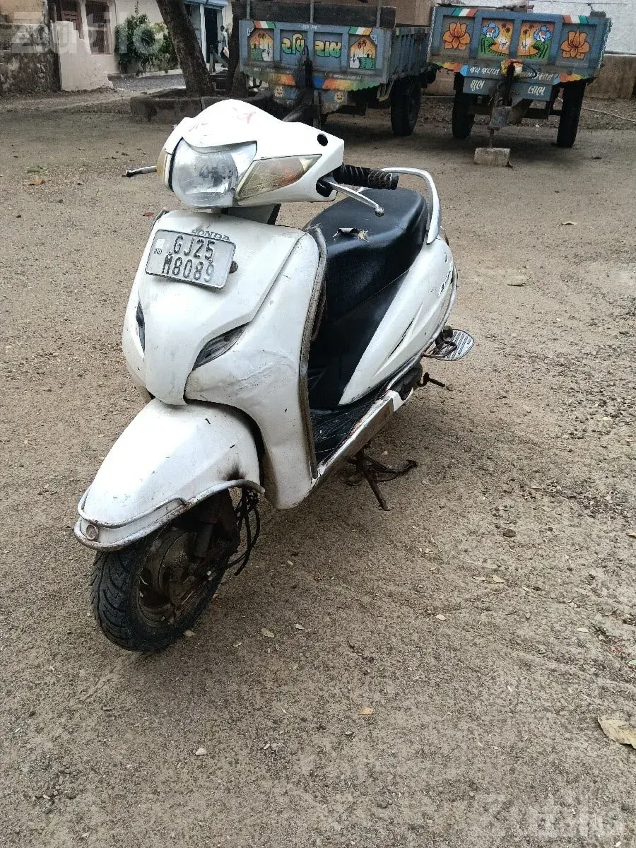 White Honda Activa Scooter for Sale - Bikes - Modhvada - Image 3
