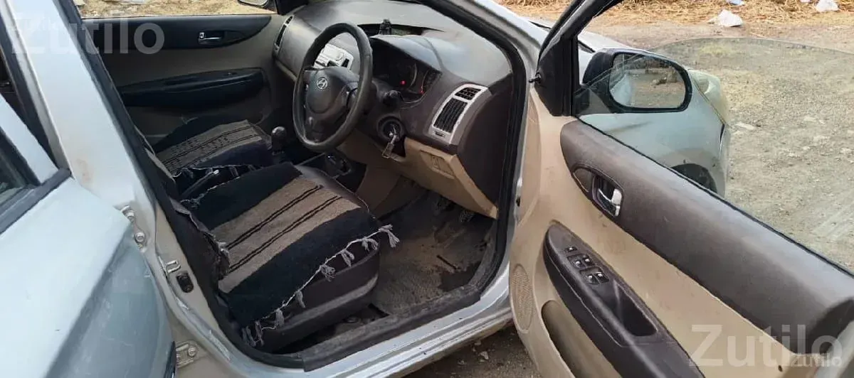 Hyundai i20 2011 Diesel Hatchback - Cars - Sutrapada - Image 2