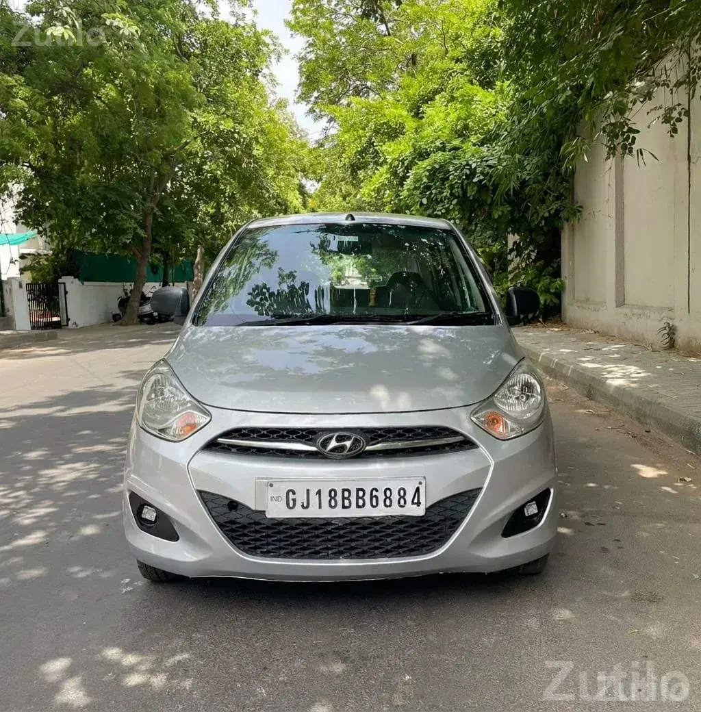 2013 Hyundai i10 Silver Hatchback - કાર - અમદાવાદ શહેર - Image 3