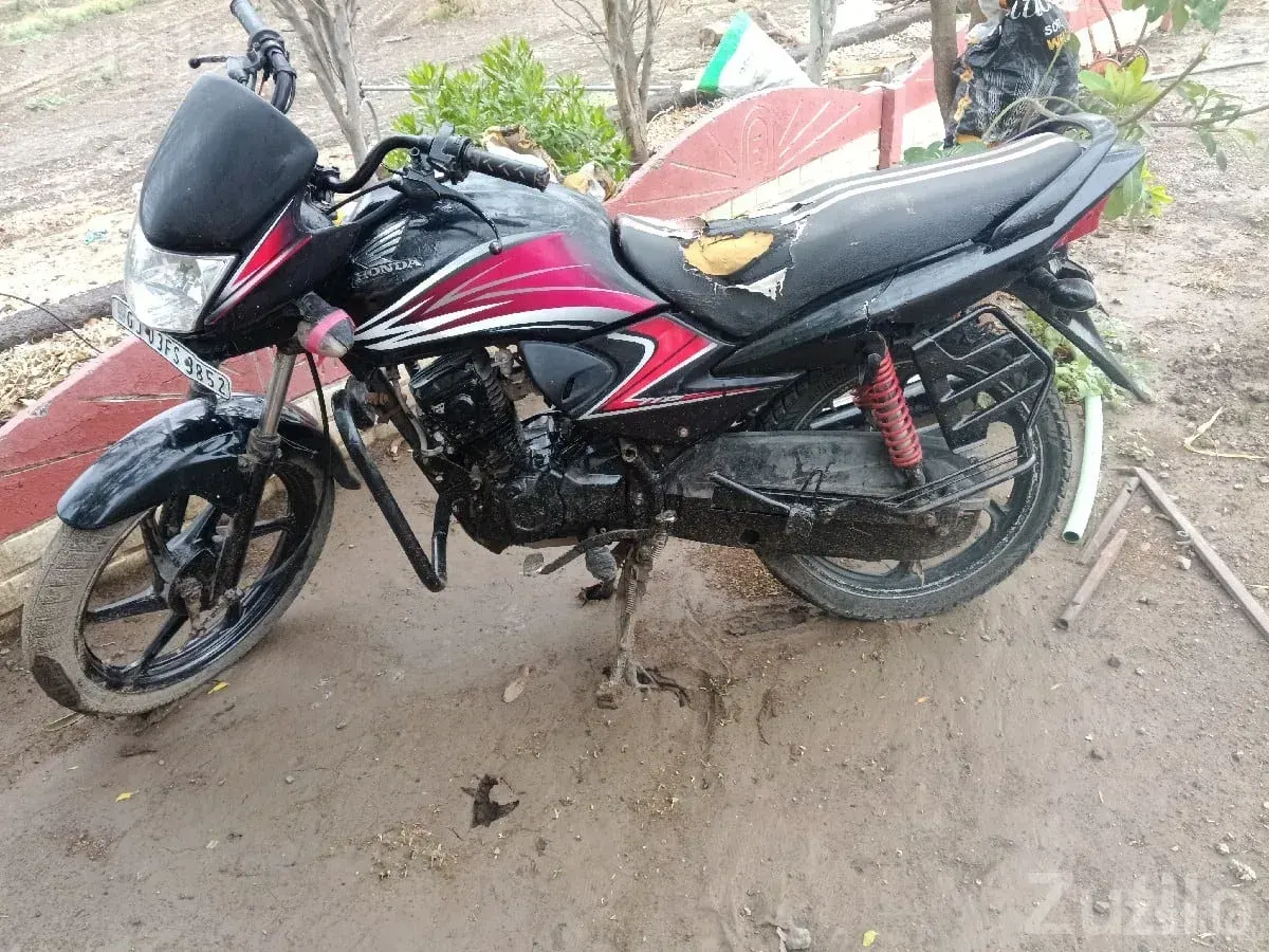 Honda Black and Red Bike 2014 Model - બાઇક્સ - રાજકોટ શહેર - Image 2