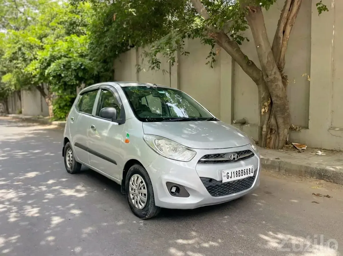 2013 Hyundai i10 Silver Hatchback - કાર - અમદાવાદ શહેર - Image 4