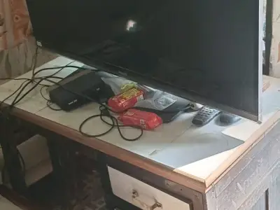 Philips Flat Screen TV with Table Philips Flat Screen TV with Table