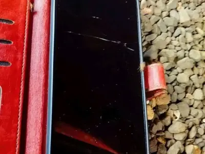 Redmi 9 Smartphone with Cracked Screen Redmi 9 Smartphone with Cracked Screen