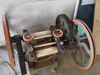 Used Sugarcane Crusher Machine with Motor Used Sugarcane Crusher Machine with Motor