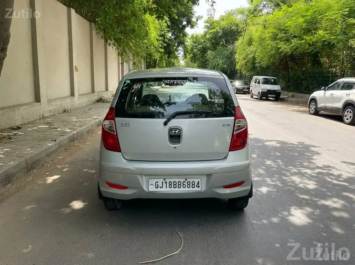 2013 Hyundai i10 Silver Hatchback - કાર - અમદાવાદ શહેર - Image 2