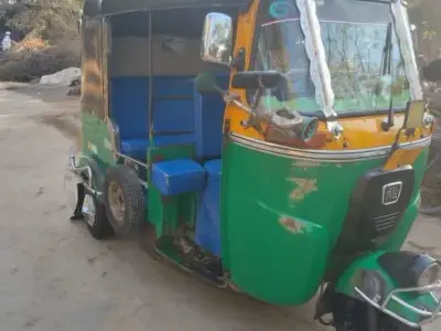 2015 CNG Auto Rickshaw with New Tyres 2015 CNG Auto Rickshaw with New Tyres