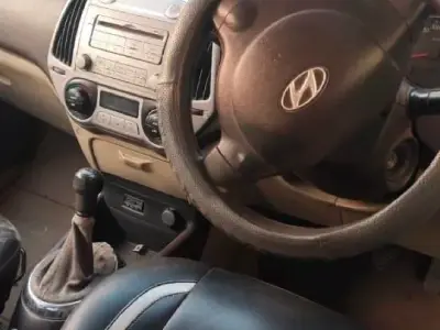 ફોર વ્હીલ વેચવાની છે ફોર વ્હીલ વેચવાની છે