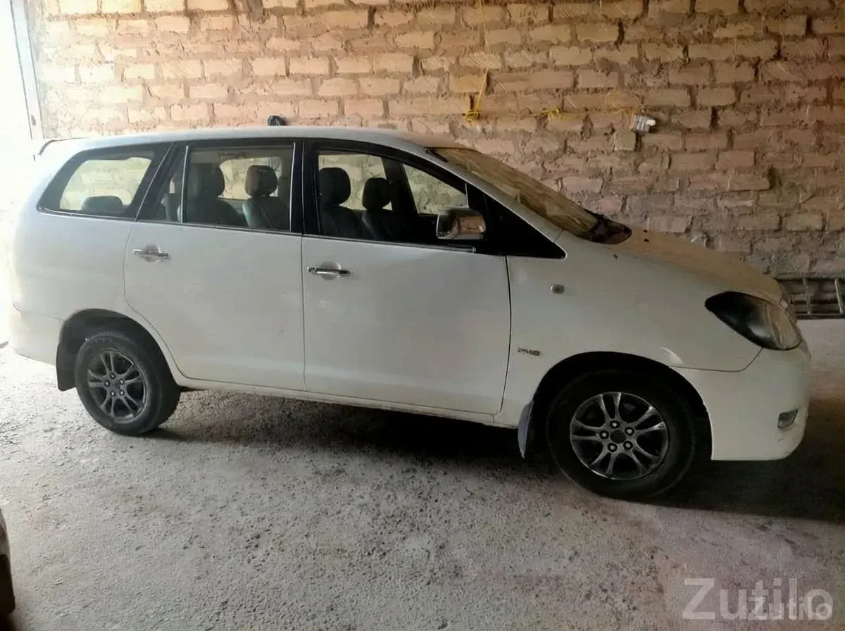 White Toyota Innova MPV with Spoiler - કાર - મુળી - Image 4
