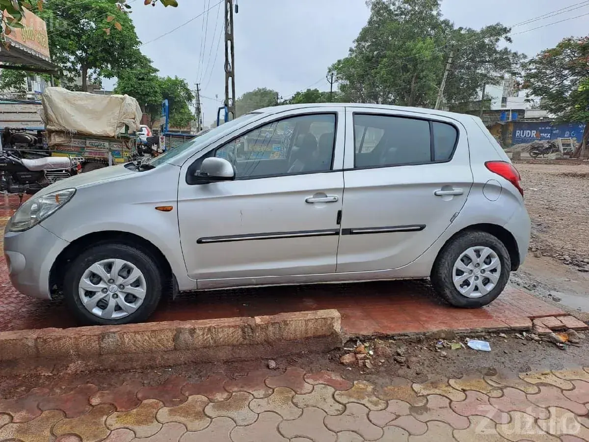 Hyundai i20 Silver Hatchback Car - Cars - Upleta - Image 2