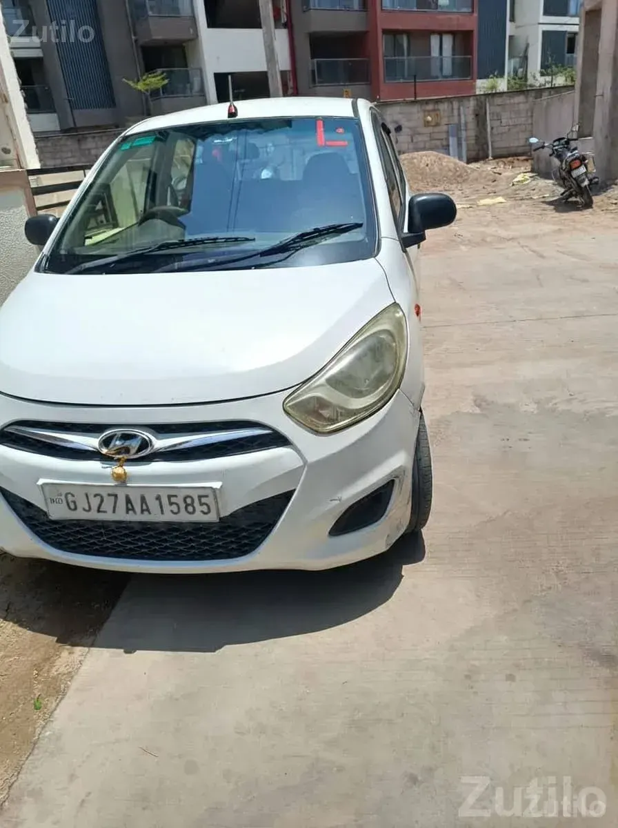 White Hyundai i10 Petrol Hatchback - Cars - Gandhinagar City - Image 4