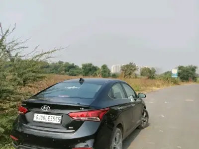 Hyundai Verna Black Sedan
