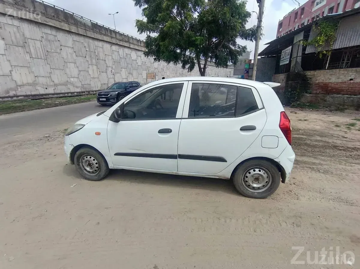Hyundai i10 Era 1.1 Petrol – White Hatchback - Cars - Mehsana City - Image 4