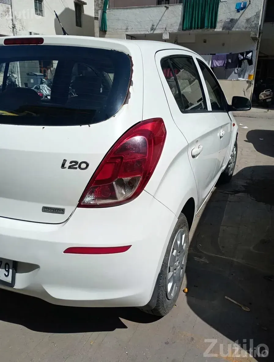 Hyundai i20 with Clean Beige Interior - Cars - Ahmedabad City - Image 2