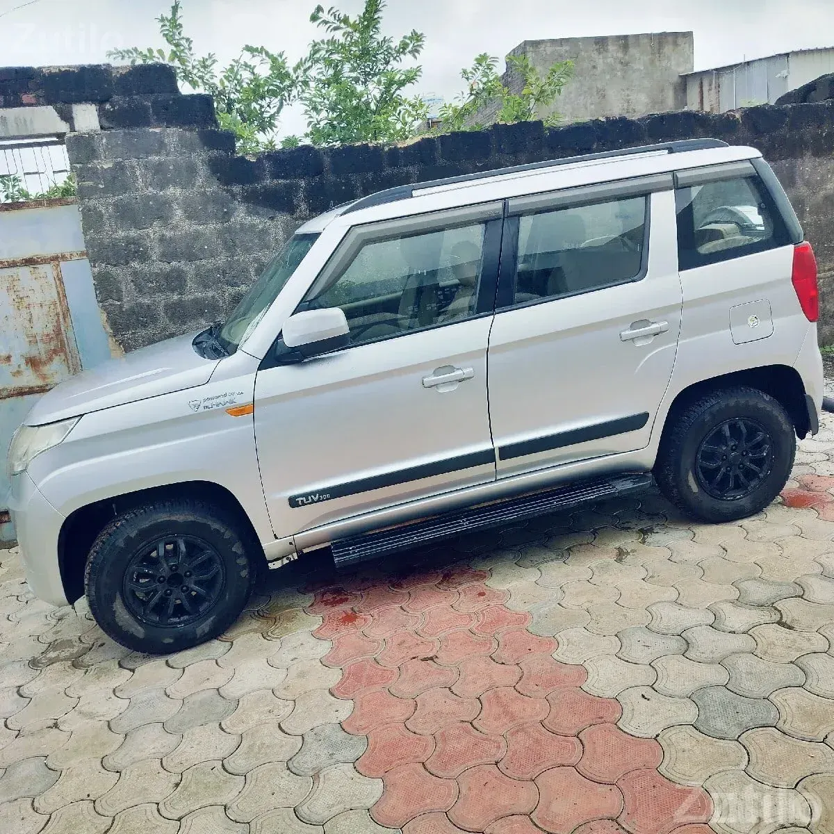 Mahindra TUV300 T8 Silver SUV for Sale - Cars - Lodhika - Image 3