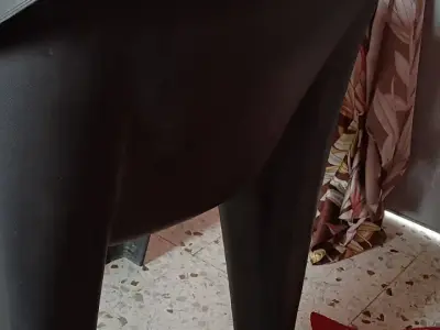 2 chair hai Kale color ke baithane ke liye 2 chair hai Kale color ke baithane ke liye