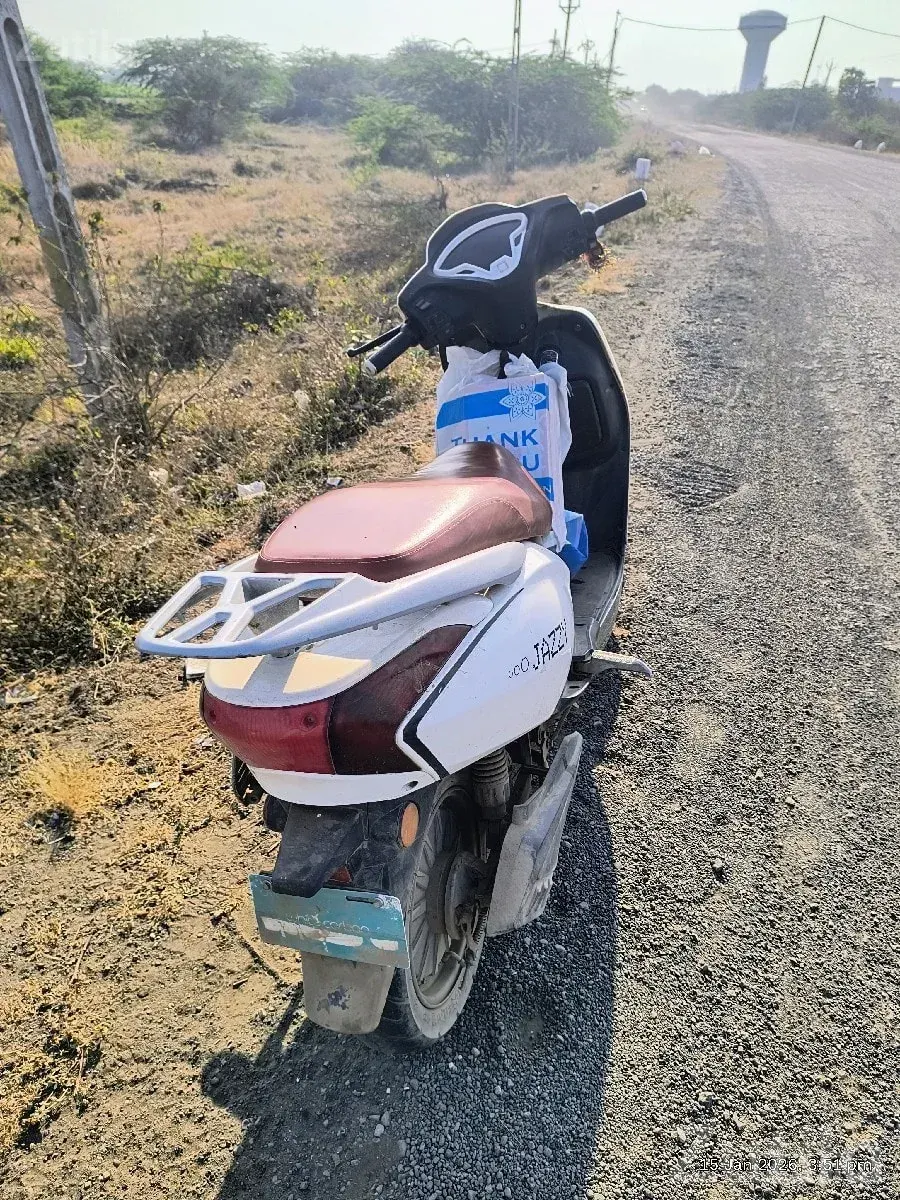 White Electric Scooter Jay Carbon for Sale - Bikes - Kalyanpur - Image 3