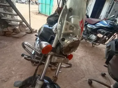 Bajaj Avenger Motorcycle with Front Windshield Bajaj Avenger Motorcycle with Front Windshield