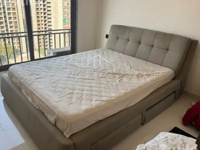Queen Size Bed - 5*6 ft Queen Size Bed - 5*6 ft