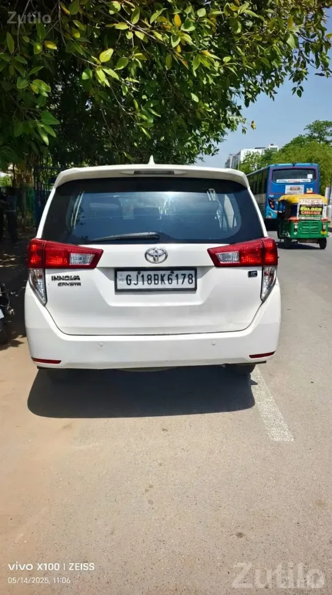 White Toyota Innova Crysta MPV - કાર - ગાંધીનગર શહેર - Image 3