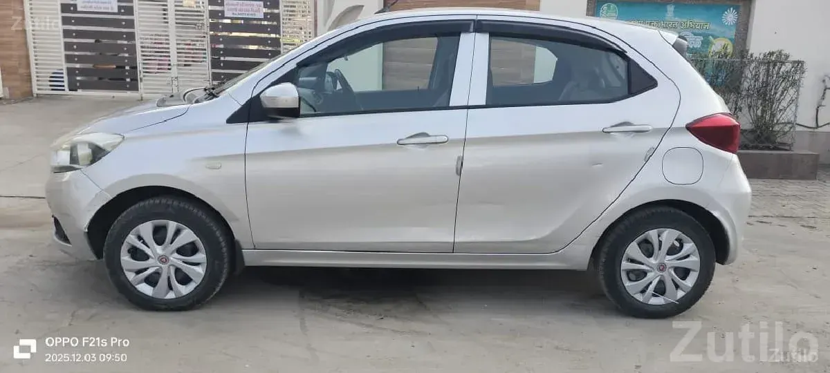 Tata Tiago XT Petrol CNG Silver Hatchback - કાર - કેશોદ - Image 2