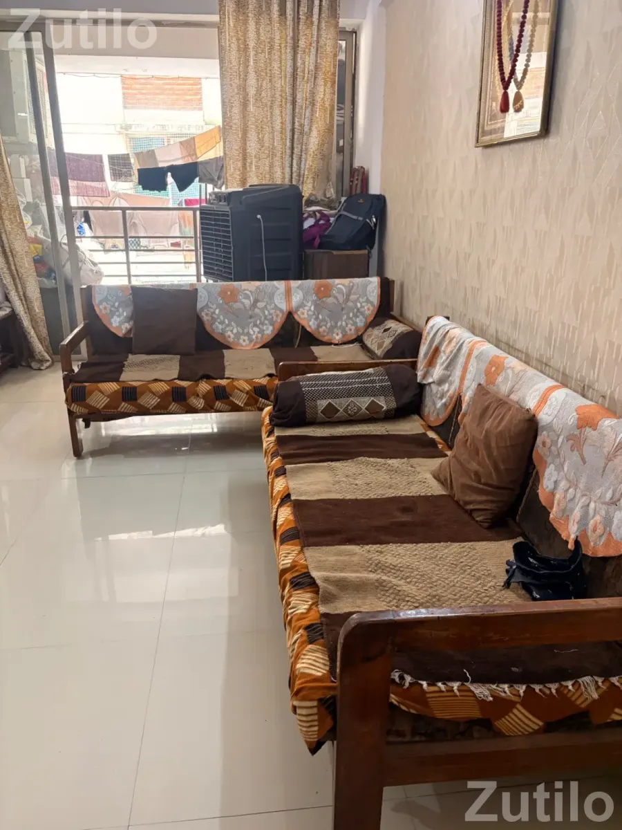 Sofa nd dinning table - સોફા સેટ અને કાઉચ - અમદાવાદ શહેર - Image 4
