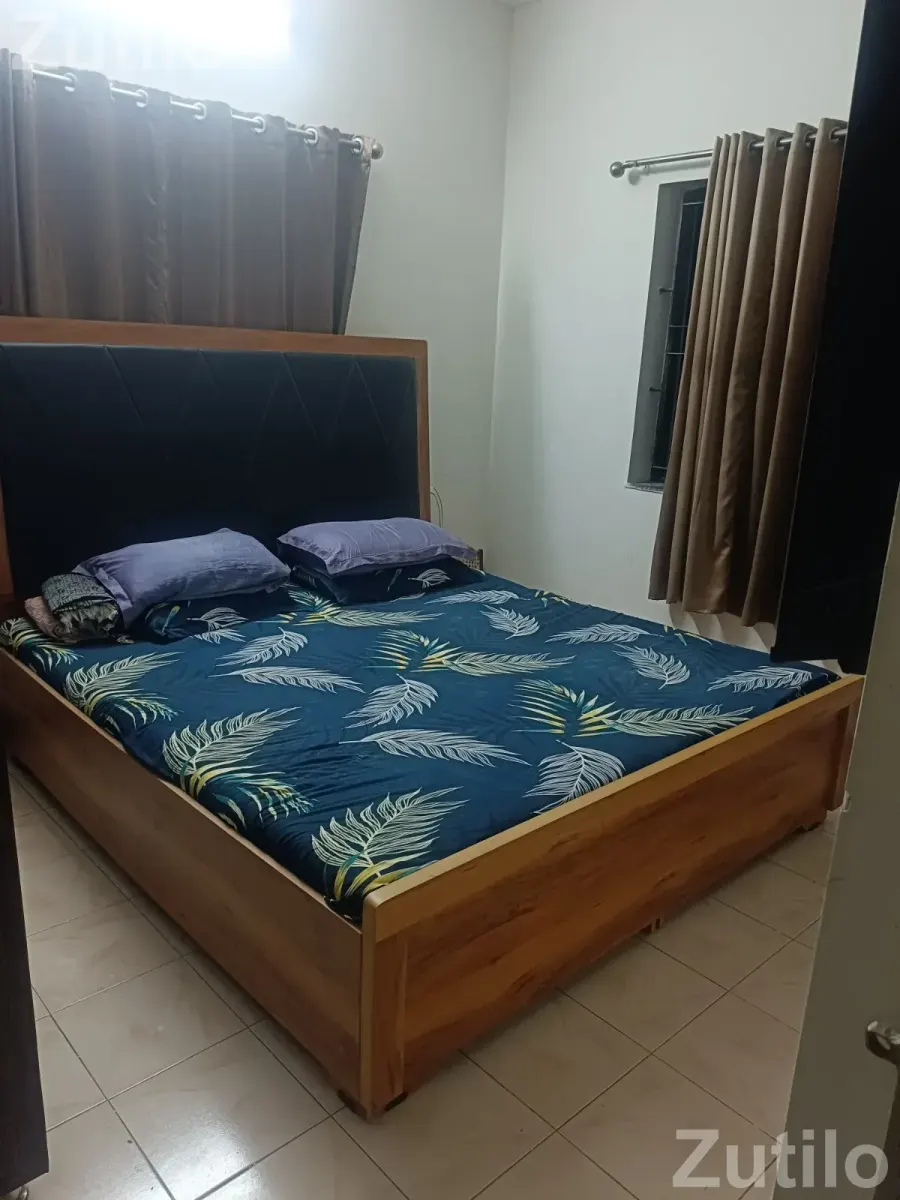 King Size Bed with mattresses- Huge Head board! - પલંગ અને ગાદલા - દસ્ક્રોઇ - Image 2