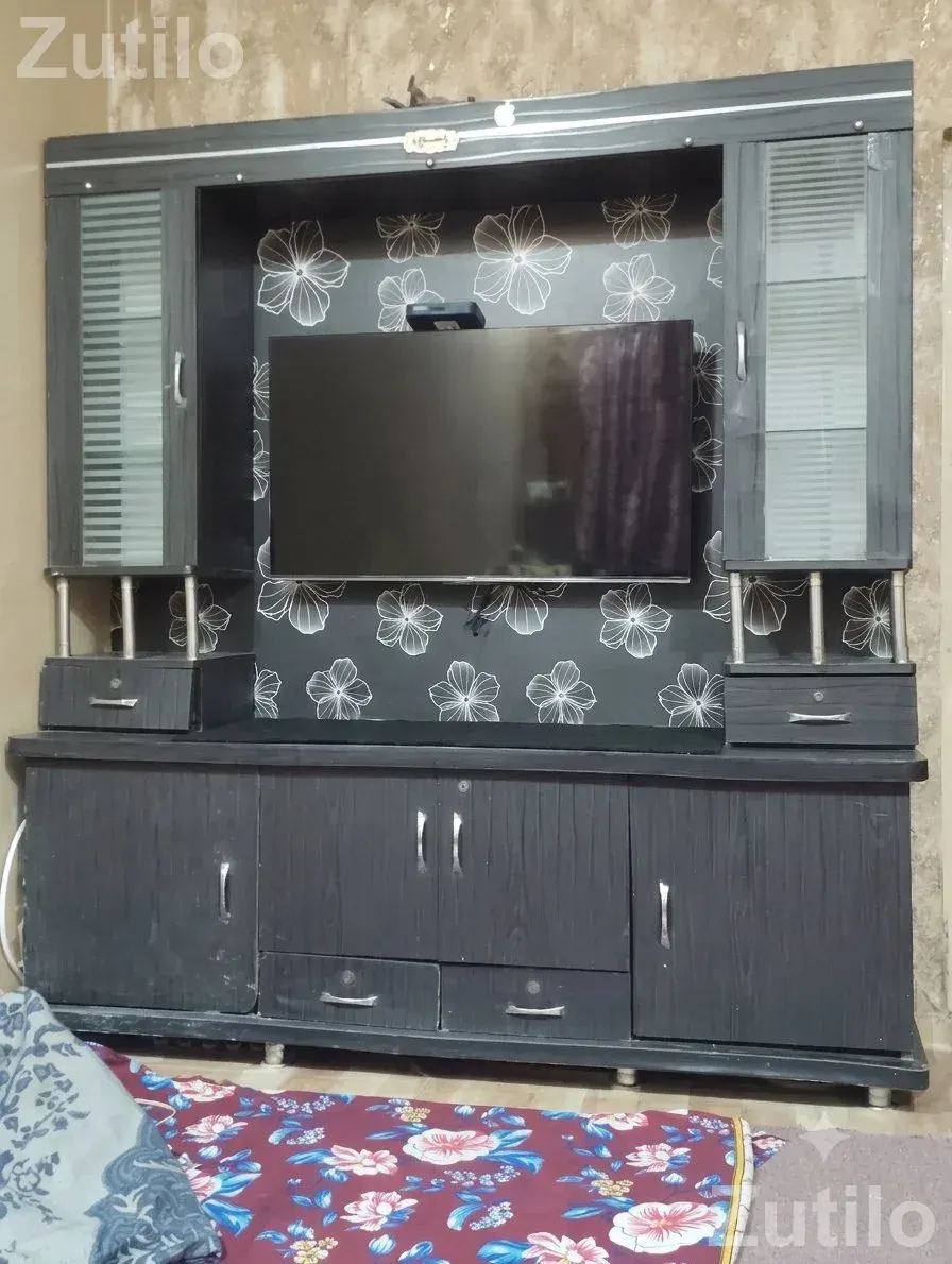 Black Entertainment TV Unit with White Floral Backing, Glass Cabinets & Ample Storage. - વોર્ડરોબ, કબાટ અને સ્ટોરેજ - અમદાવાદ શહેર - Image 1