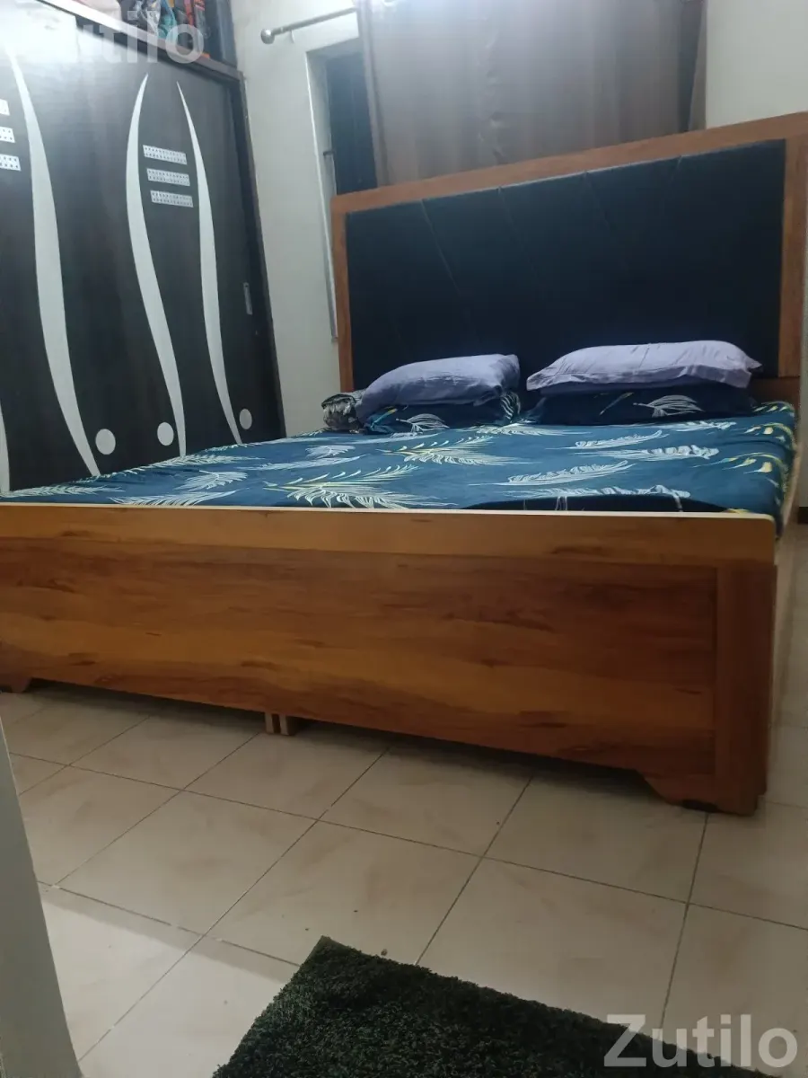 King Size Bed with mattresses- Huge Head board! - પલંગ અને ગાદલા - દસ્ક્રોઇ - Image 3