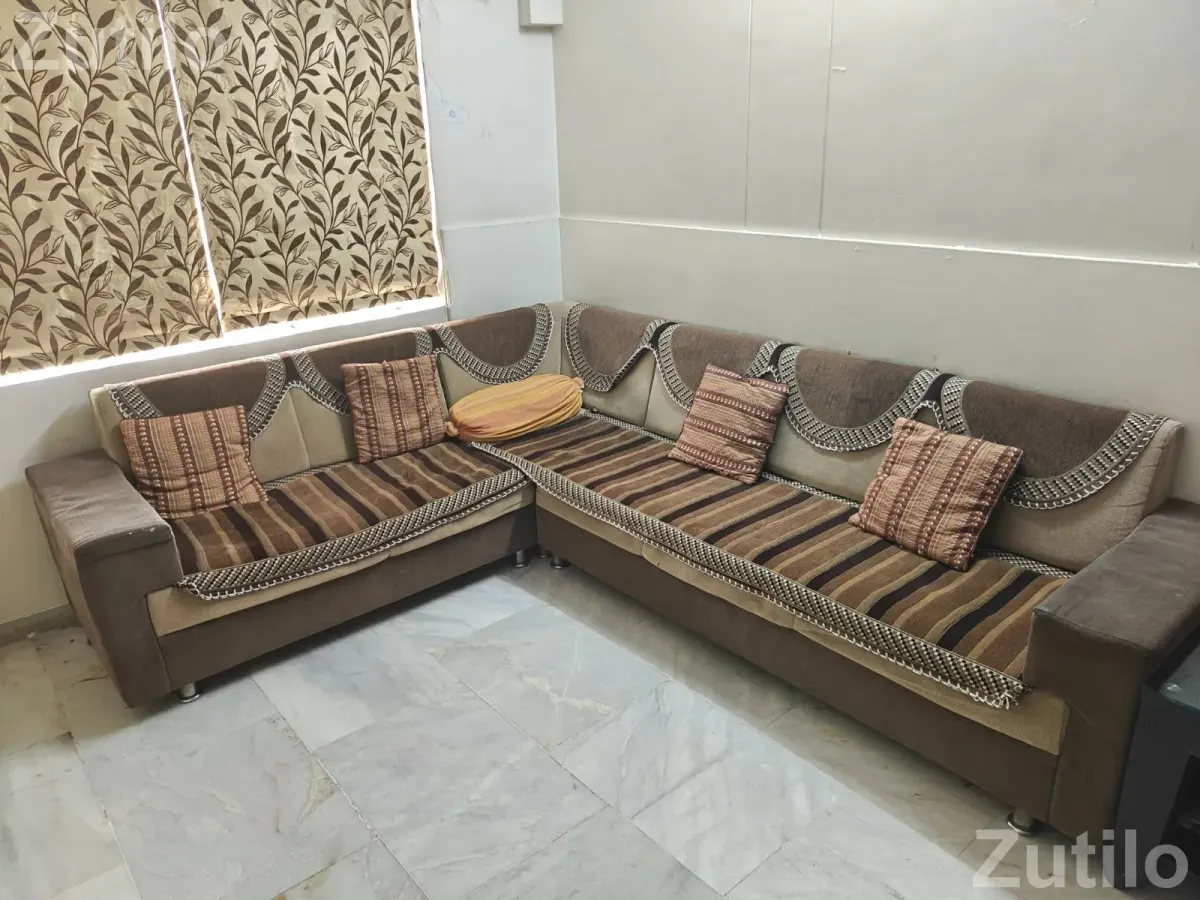Sofa set with center table - સોફા સેટ અને કાઉચ - અમદાવાદ શહેર - Image 2