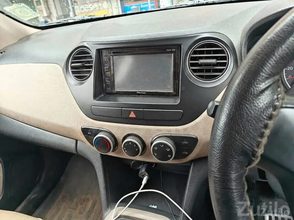 Hyundai Grand i10 White Hatchback - કાર - અમદાવાદ શહેર - Image 3