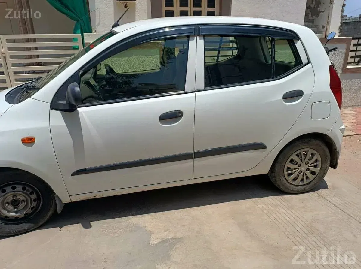 White Hyundai i10 Petrol Hatchback - Cars - Gandhinagar City - Image 2