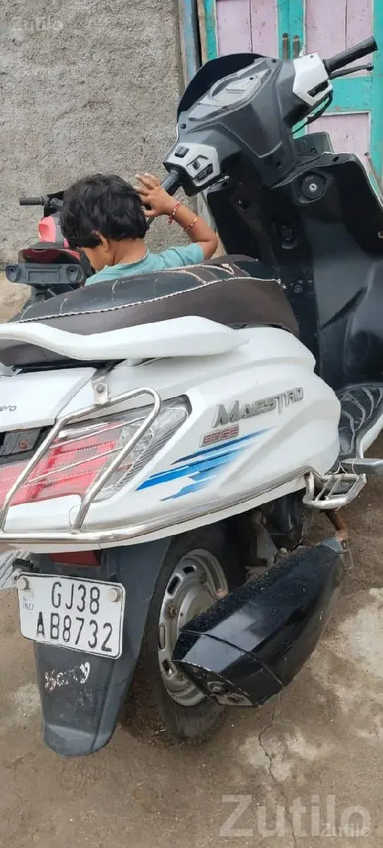 Hero Maestro 2020 White Scooters for Sale - Bikes - Bhanvad - Image 2