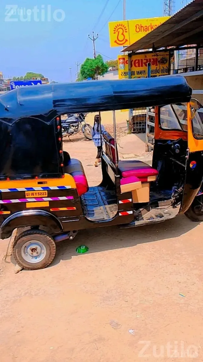 2010 Auto Rickshaw Passenger Vehicle - ઓટો રિક્ષા - સુરત શહેર - Image 5