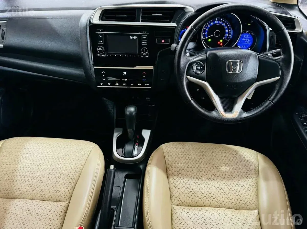Honda Jazz V i-VTEC Grey Hatchback - Cars - Ahmedabad City - Image 3