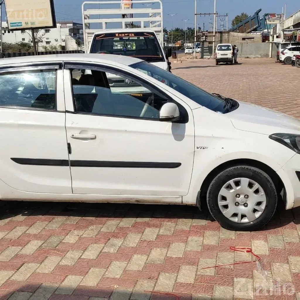 Hyundai i20 Magna White Hatchback - Cars - Himmatnagar - Image 2