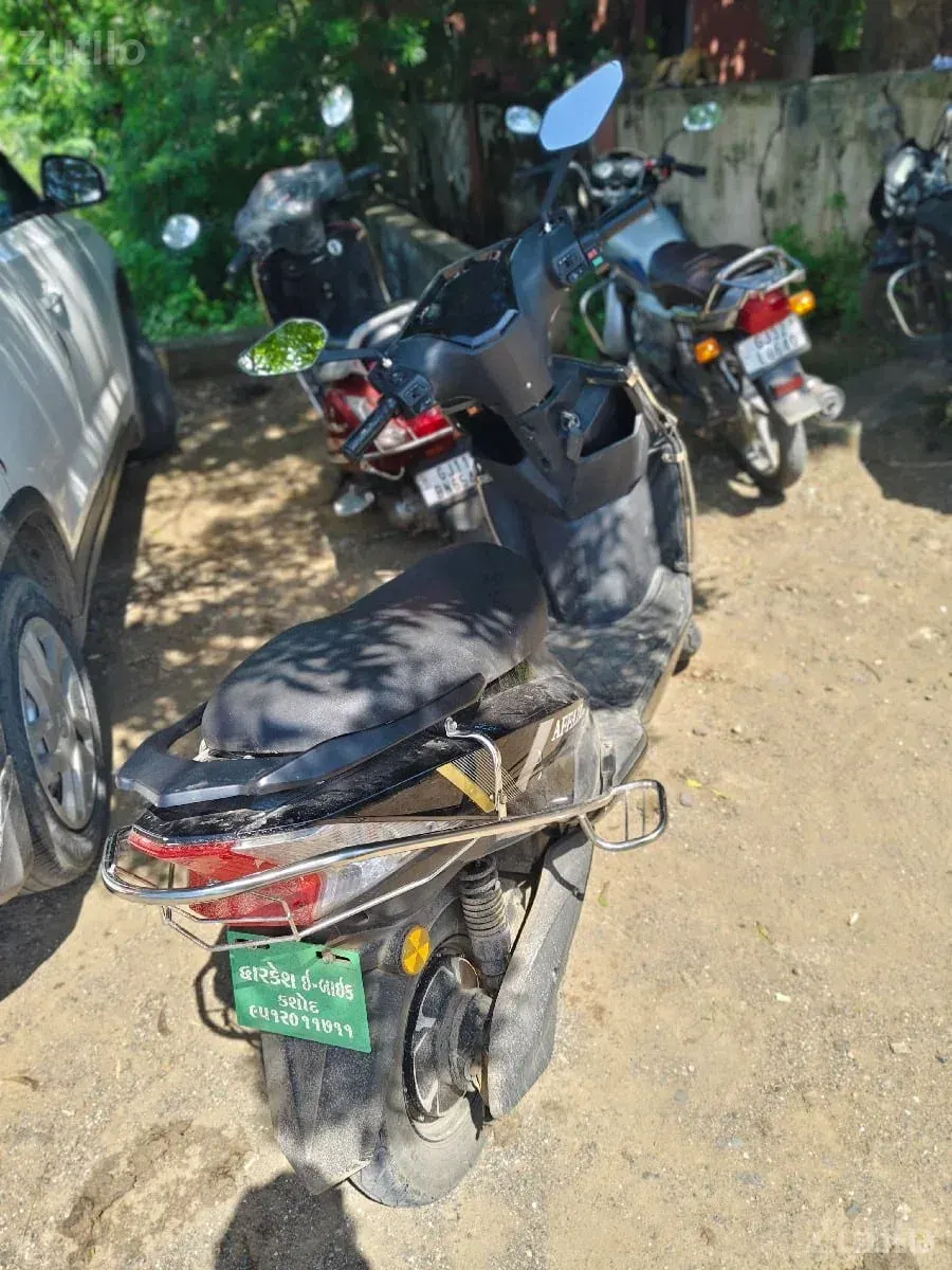 electric scooty - Bikes - Una - Image 2