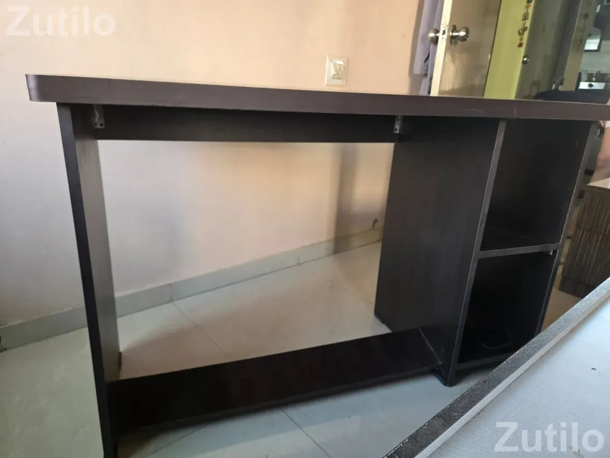 Desk with pair of chair - ડેસ્ક, ઓફિસ અને કોમર્શિયલ ફર્નિચર - અમદાવાદ શહેર - Image 2