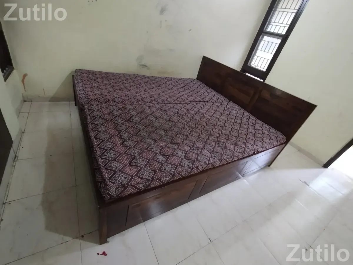 King size Shisham wood bed( 6'X6.5') - પલંગ અને ગાદલા - અમદાવાદ શહેર - Image 5