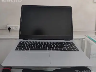 Silver Laptop in Clean Condition Silver Laptop in Clean Condition