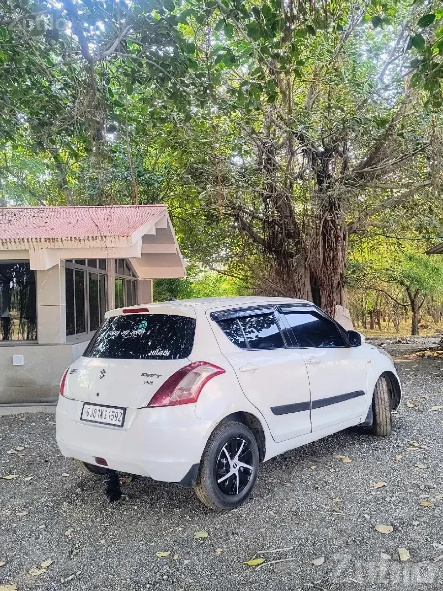 Maruti Swift 2012 White Hatchback - Cars - Bagasara - Image 2
