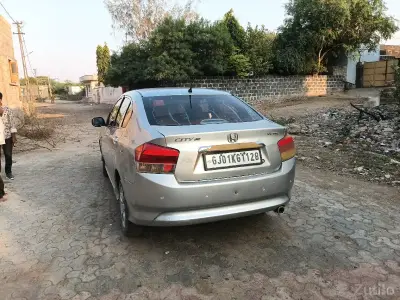 ફોરવહીલ વેચવાની છે ફોરવહીલ વેચવાની છે