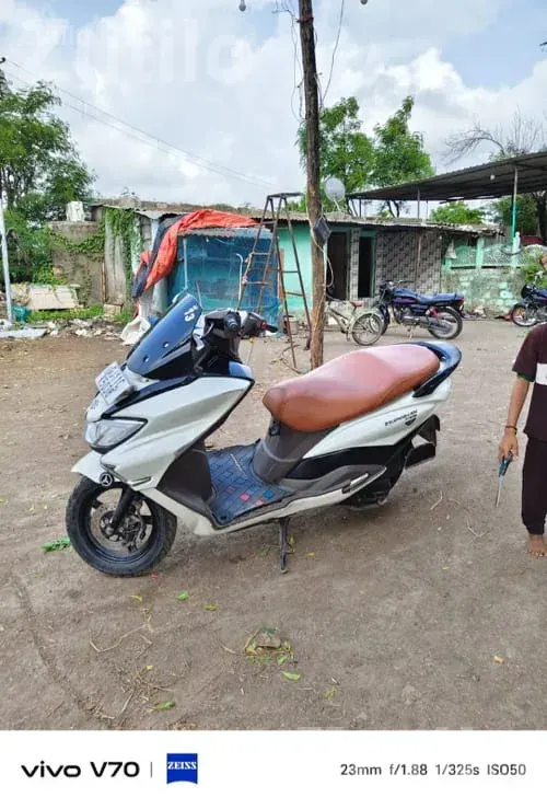 2022 White Scooter with Brown Seat - Bikes - Keshod - Image 3