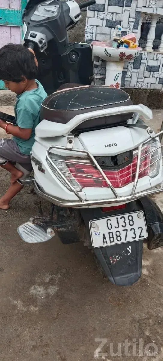 Hero Maestro 2020 White Scooters for Sale - Bikes - Bhanvad - Image 3