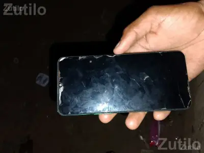 Used Smartphone for Sale with Cracked Screen Used Smartphone for Sale with Cracked Screen