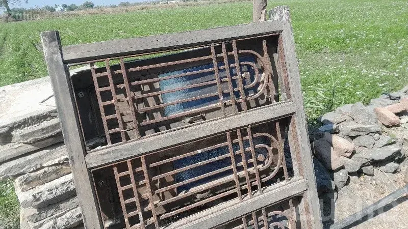Old Wooden Window Frame For Sale - Miscellaneous - Kalyanpur - Image 2