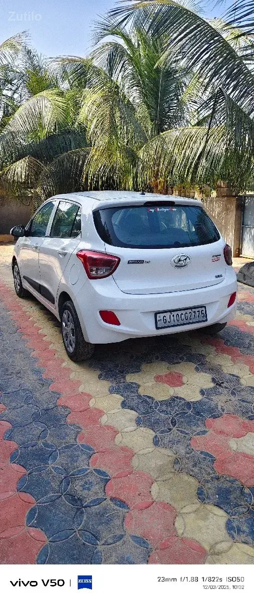 Hyundai i10 White Well-Maintained Car - Cars - Bhanvad - Image 3