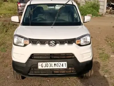ફોર વ્હીલ વેચવાની છે ફોર વ્હીલ વેચવાની છે