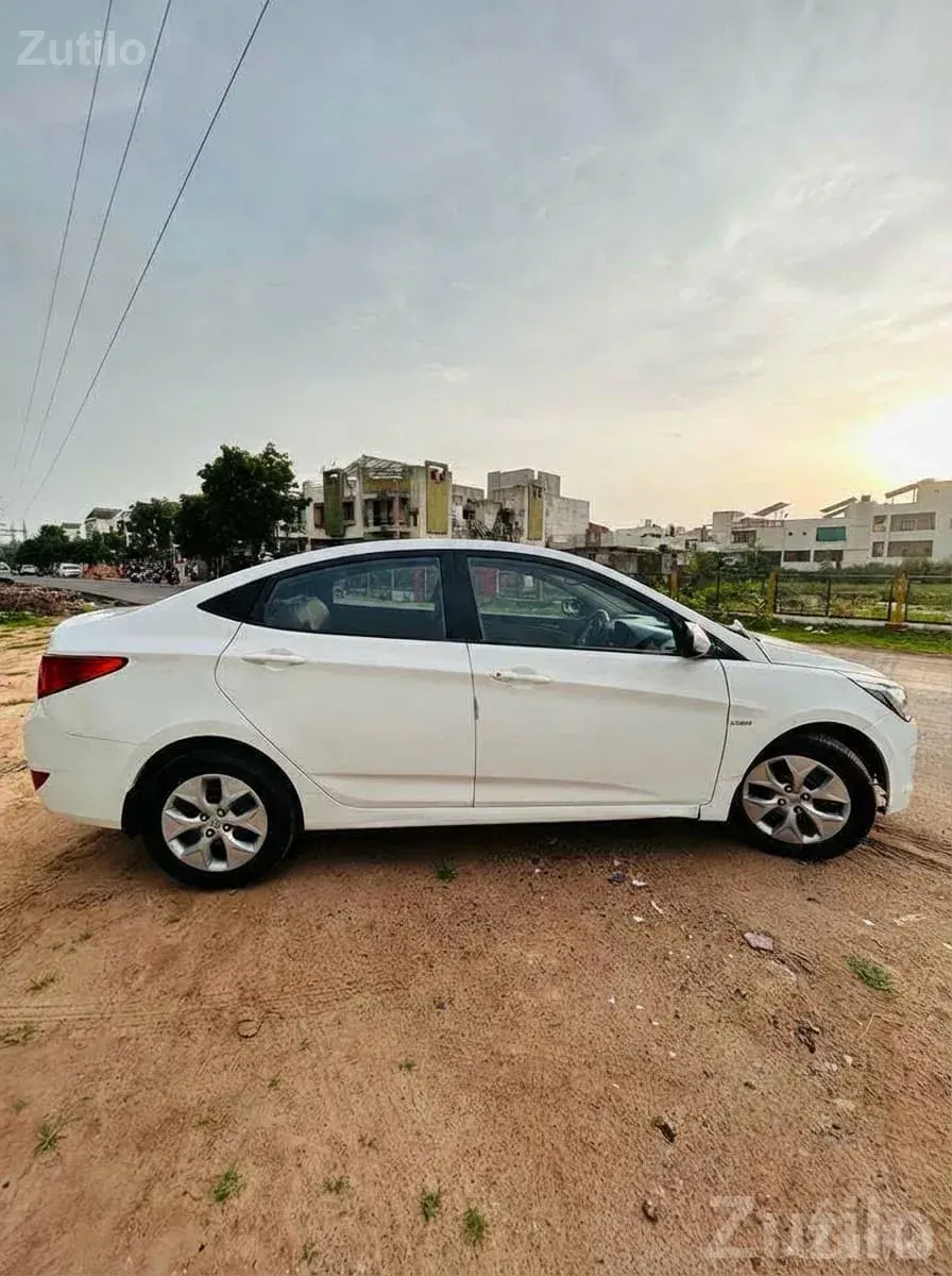Hyundai Verna Fluidic White Sedan - કાર - અમદાવાદ શહેર - Image 4