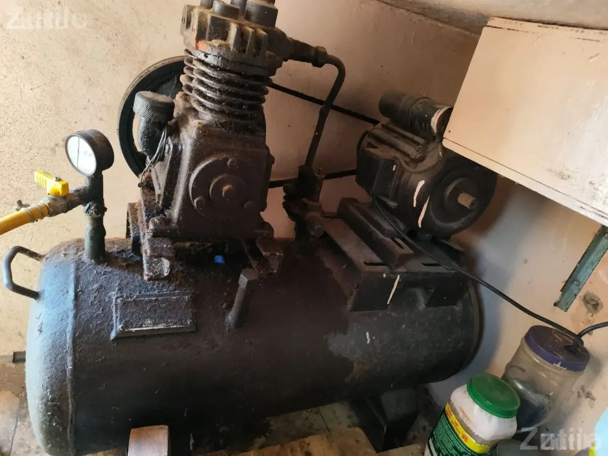200 Pound Air Compressor in Running Condition - મશીનરી - ભુજ - Image 3