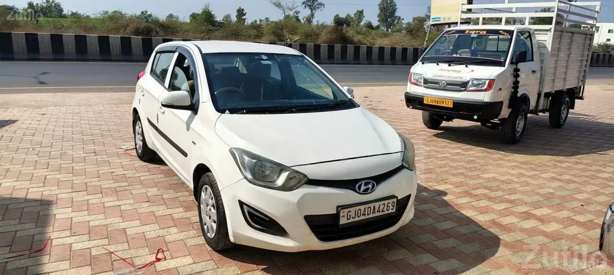 Hyundai i20 White Hatchback Car - Cars - Himmatnagar - Image 2